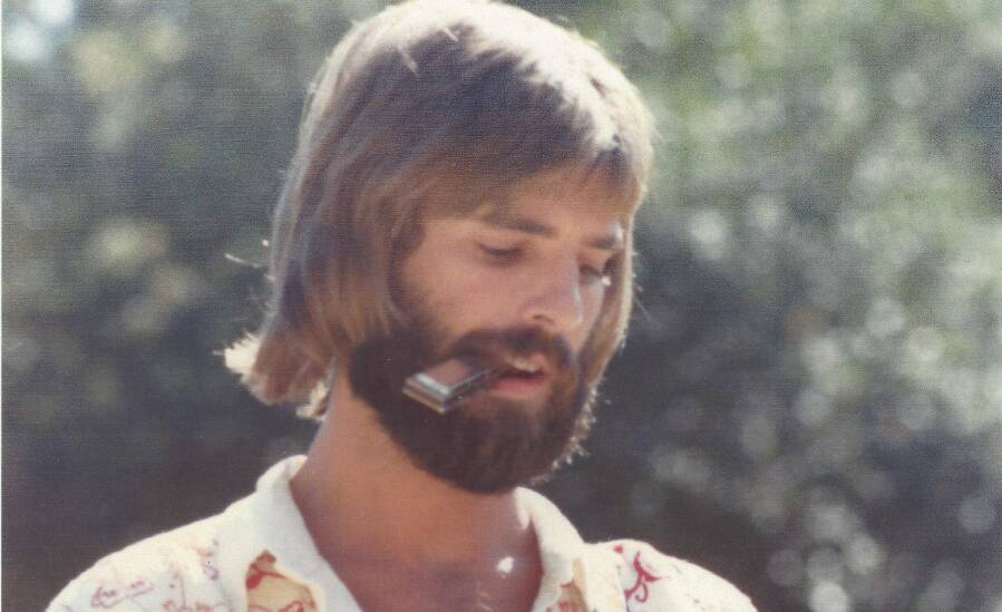 KL-Live-leanback-w-guitar-70s-900x549